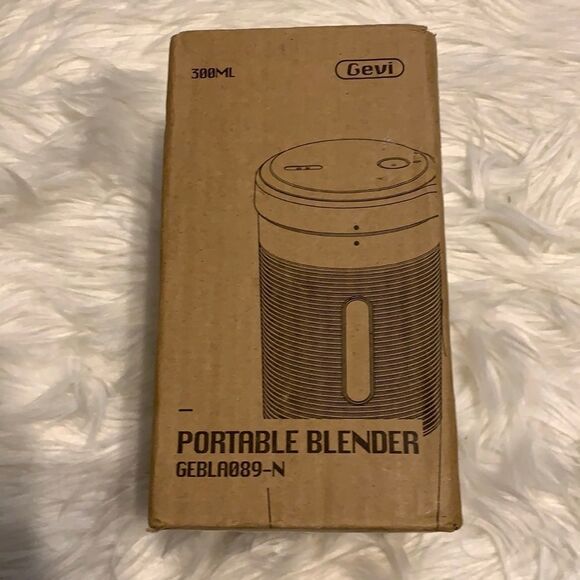 Portable blender complete with USB port to use at your desk or in travels - Picture 4 of 5